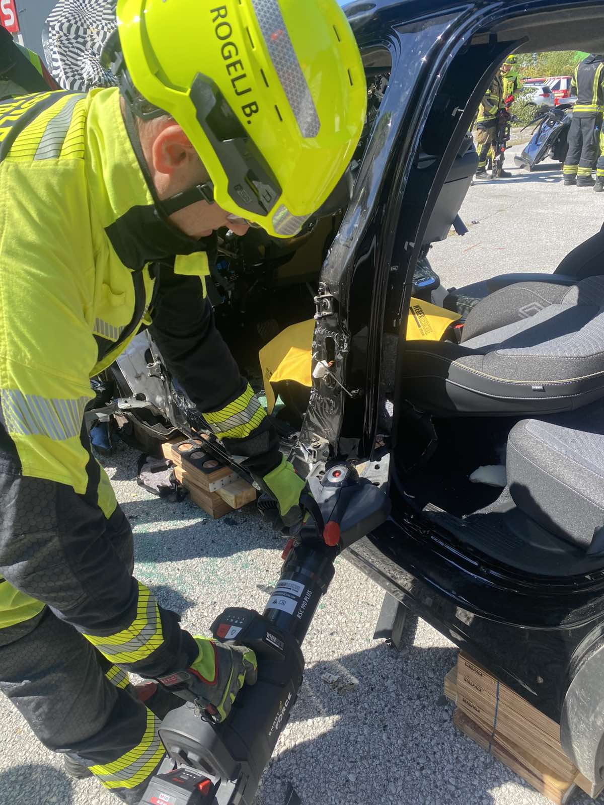 Tehnično reševanje ob prometnih nesrečah električnih in hibridnih vozil